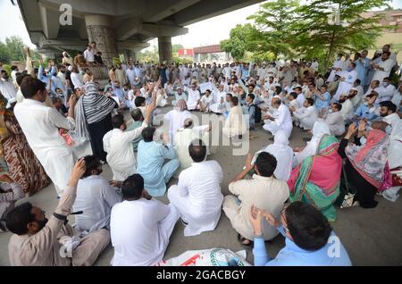 Peshawar, Pakistan. 29 luglio 2021. Dipendenti governativi che protestano fuori dall'Assemblea del KP per richieste migliori a Peshawar. (Foto di Hussain Ali/Pacific Press/Sipa USA) Credit: Sipa USA/Alamy Live News Foto Stock