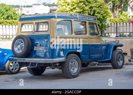 Jeep vintage stazionaria a Holguin, Cuba, 2016 Foto Stock