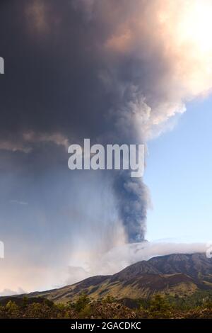 Eruzione del vulcano Etna il 20 luglio 2021. L'Etna in Sicilia, il vulcano più alto d'Europa e uno dei più attivi. Foto Stock