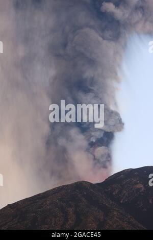 Eruzione del vulcano Etna il 20 luglio 2021. L'Etna in Sicilia, il vulcano più alto d'Europa e uno dei più attivi. Foto Stock