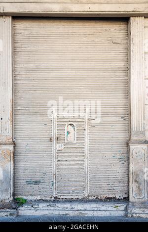 Antico ingresso business con porte metalliche, Holguin City, Cuba, 2016 Foto Stock