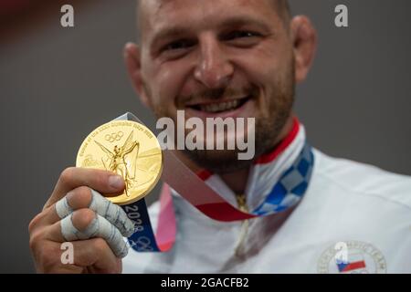 Tokyo, Giappone. 30 luglio 2021. La judoka ceca Lukas Krpalek mostra la sua medaglia d'oro dopo la partita finale di 100 kg di uomini contro Guram Tushishvili della Georgia all'interno delle Olimpiadi estive di Tokyo 2020, il 30 luglio 2021, a Tokyo, Giappone. Credit: Ondrej Deml/CTK Photo/Alamy Live News Foto Stock