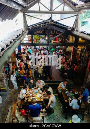 (210730) -- CHONGQING, 30 luglio 2021 (Xinhua) -- la gente chiacchiera mentre beve il tè alla teahhouse di comunicazioni nel Chongqing del sud-ovest della Cina, 26 luglio 2021. Chen Anjian, 62 anni, insegnante di pittura ad olio presso il Sichuan fine Arts Institute, frequenta la Chongqing Communications Teahhouse per più di 20 anni. Fondata nel 1987, la sala da tè Communications è ora l'unica vecchia casa da tè di Chongqing che ha mantenuto lo stile originale degli anni '70 e '80. E' uno dei punti di riferimento culturali chiave di Chongqing, e visitato ogni giorno da migliaia di amanti del tè. "La Teahhouse delle Comunicazioni è la Th Foto Stock