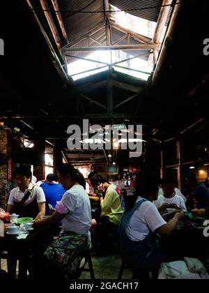(210730) -- CHONGQING, 30 luglio 2021 (Xinhua) -- la gente chiacchiera mentre beve il tè alla teahhouse di comunicazioni nel Chongqing del sud-ovest della Cina, 26 luglio 2021. Chen Anjian, 62 anni, insegnante di pittura ad olio presso il Sichuan fine Arts Institute, frequenta la Chongqing Communications Teahhouse per più di 20 anni. Fondata nel 1987, la sala da tè Communications è ora l'unica vecchia casa da tè di Chongqing che ha mantenuto lo stile originale degli anni '70 e '80. E' uno dei punti di riferimento culturali chiave di Chongqing, e visitato ogni giorno da migliaia di amanti del tè. "La Teahhouse delle Comunicazioni è la Th Foto Stock