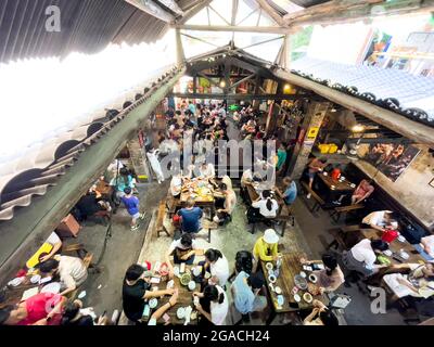 (210730) -- CHONGQING, 30 luglio 2021 (Xinhua) -- la gente chiacchiera mentre beve il tè alla teahhouse di comunicazioni nel Chongqing del sud-ovest della Cina, 26 luglio 2021. Chen Anjian, 62 anni, insegnante di pittura ad olio presso il Sichuan fine Arts Institute, frequenta la Chongqing Communications Teahhouse per più di 20 anni. Fondata nel 1987, la sala da tè Communications è ora l'unica vecchia casa da tè di Chongqing che ha mantenuto lo stile originale degli anni '70 e '80. E' uno dei punti di riferimento culturali chiave di Chongqing, e visitato ogni giorno da migliaia di amanti del tè. "La Teahhouse delle Comunicazioni è la Th Foto Stock