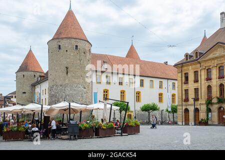 Yverdons-les-bains, Svizzera - 11 luglio 2021: Facciate storiche, un ristorante e la torre nel centro della città Foto Stock