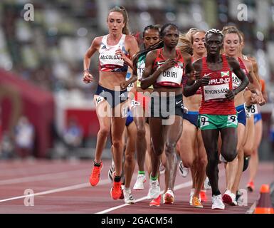 Eilish McColgan della Gran Bretagna (a sinistra) in azione durante il secondo caldo dei 5000 metri delle Donne allo Stadio Olimpico il settimo giorno dei Giochi Olimpici di Tokyo 2020 in Giappone. Data immagine: Venerdì 30 luglio 2021. Foto Stock