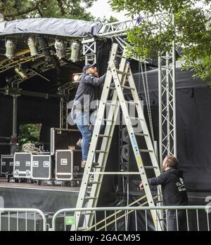 Sidmouth, 30 luglio 21 preparazione finale del Festival del Folk di Sidmouth, che inizia domani (sabato 31 luglio). A seguito dell'incertezza circa le restrizioni pandemiche, la settimana del festival 2021 è un evento molto più piccolo e si concentra solo su due piccole località del centro città. In esecuzione dal 1955, la famosa celebrazione della musica e della danza folk è prevista per essere tornato a pieno vigore in numerosi luoghi il prossimo anno. Tony Charnock/Alamy Live News. Foto Stock