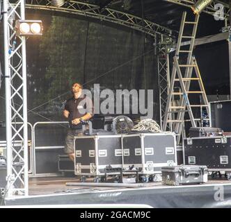 Sidmouth, 30 luglio 21 preparazione finale del Festival del Folk di Sidmouth, che inizia domani (sabato 31 luglio). A seguito dell'incertezza circa le restrizioni pandemiche, la settimana del festival 2021 è un evento molto più piccolo e si concentra solo su due piccole località del centro città. In esecuzione dal 1955, la famosa celebrazione della musica e della danza folk è prevista per essere tornato a pieno vigore in numerosi luoghi il prossimo anno. Tony Charnock/Alamy Live News. Foto Stock