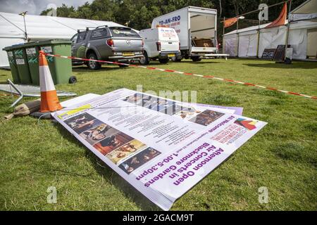 Sidmouth, 30 luglio 21 preparazione finale del Festival del Folk di Sidmouth, che inizia domani (sabato 31 luglio). A seguito dell'incertezza circa le restrizioni pandemiche, la settimana del festival 2021 è un evento molto più piccolo e si concentra solo su due piccole località del centro città. In esecuzione dal 1955, la famosa celebrazione della musica e della danza folk è prevista per essere tornato a pieno vigore in numerosi luoghi il prossimo anno. Tony Charnock/Alamy Live News. Foto Stock