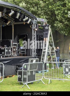 Sidmouth, 30 luglio 21 preparazione finale del Festival del Folk di Sidmouth, che inizia domani (sabato 31 luglio). A seguito dell'incertezza circa le restrizioni pandemiche, la settimana del festival 2021 è un evento molto più piccolo e si concentra solo su due piccole località del centro città. In esecuzione dal 1955, la famosa celebrazione della musica e della danza folk è prevista per essere tornato a pieno vigore in numerosi luoghi il prossimo anno. Tony Charnock/Alamy Live News. Foto Stock