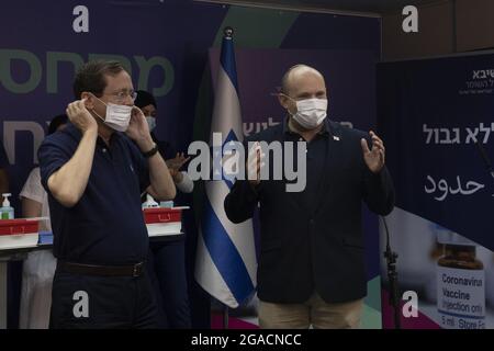 Ramat Gan, Israele. 30 luglio 2021. Il presidente israeliano Isaac Herzog ha lasciato, mette sulla sua maschera come con il primo ministro Naftali Bennett, destra, parla ai giornalisti dopo che Herzog ha ricevuto una terza iniezione di vaccino del coronavirus al centro medico di Sheba a Ramat Gan, Israele venerdì 30 luglio 2021. Foto piscina di Maya Alleruzzo/UPI Credit: UPI/Alamy Live News Foto Stock