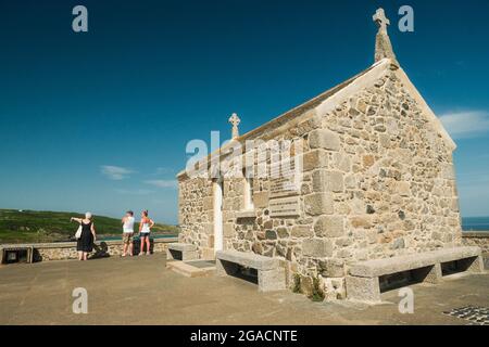 I visitatori della piccola Cappella di San Nicola a St Ives, Cornovaglia, godono di vista dalla sua posizione elevata. Foto Stock