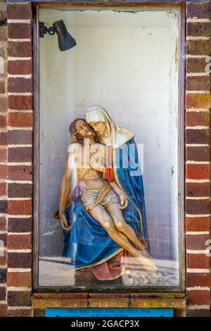 WALSINGHAM, REGNO UNITO - 09 agosto 2016: Una statua nel Santuario Anglicano di nostra Signora di Walsingham Foto Stock