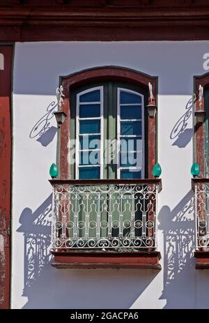 Balcone sulla facciata in Diamantina, Minas Gerais, Brasile Foto Stock