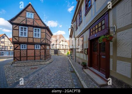 Quedlinburg, Germania; 31 luglio 2021 - è una città situata nella parte occidentale della Sassonia-Anhalt, Germania. Nel 1994, il castello, la chiesa e la città vecchia sono stati aggiunti t Foto Stock