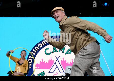 Lulworth, Dorset, 30 luglio 2021, Bez del Happy Monday aka Mark Berry sul palco di apertura del principale evento a Camp Bestival, Lulworth, Dorset UK Credit: Dawn Fletcher-Park/Alamy Live News Foto Stock