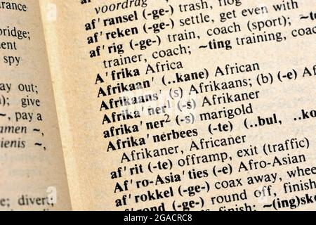 Afikaans / Afrikaner tradotto in un dizionario Afrikaans-Inglese Foto Stock