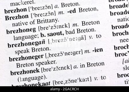 'Breton' tradotto in un dizionario bretone-inglese Foto Stock