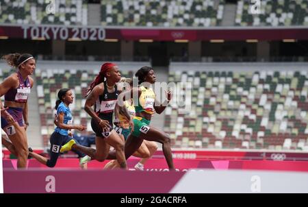 Tokyo, Giappone. 30 luglio 2021; Stadio Olimpico di Tokyo, Giappone: Tokyo 2020 Giochi olimpici estivi giorno 7; donne 100m qualifica Heat 7 come AHYE Michelle-Lee (TTO) e JACKSON Shericka (JAM) accredito: Action Plus Sports Images/Alamy Live News credito: Action Plus Sports Images/Alamy Live News Foto Stock