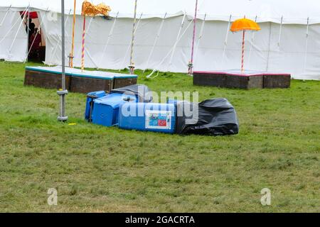 Lulworth, Dorset, 30 luglio 2021, i venti pesanti inducevano l'arena principale di Camp Bestival a rinviare l'apertura, Lulworth, Dorset UK Credit: Dawn Fletcher-Park/Alamy Live News Foto Stock