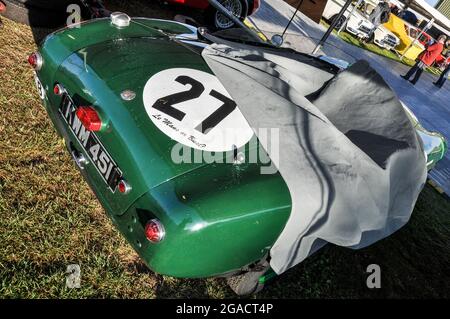 Slogan le Mans o Bust su auto da corsa classica AC Ace verde. Coperchio parzialmente rimosso. Goodwood Revival. AC Cars Ltd Foglio di polvere. Numero 27 Foto Stock