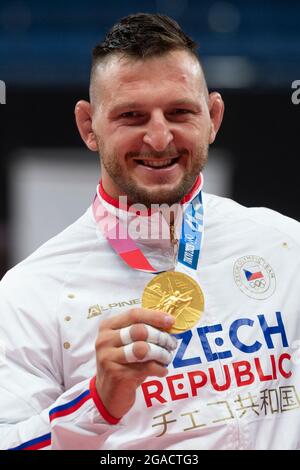 Tokyo, Giappone. 30 luglio 2021. La judoka ceca Lukas Krpalek mostra la sua medaglia d'oro dopo la partita finale di 100 kg di uomini contro Guram Tushishvili della Georgia all'interno delle Olimpiadi estive di Tokyo 2020, il 30 luglio 2021, a Tokyo, Giappone. Credit: Ondrej Deml/CTK Photo/Alamy Live News Foto Stock