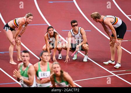 Il belga Alexander Doom, il belga Imke Vervaet, il belga Jonathan Borlee e il belga Camille Laus hanno raffigurato dopo le manche della 4x400m gara a relè misto Foto Stock