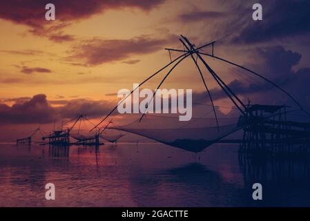 Klong Pak Pra in alba al villaggio di pescatori, distretto di khuan-khanun, provincia di Phatthalung, Thailandia Foto Stock