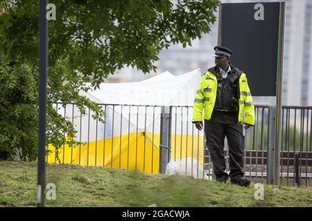 LONDRA, REGNO UNITO. 30 luglio 2021. Poliziotto e ufficiale forense sulla scena del crimine dopo che un maschio di 30 anni è stato fatalmente pugnalato a Greenwich, a sud di Londra. I maschi nei suoi 20 anni sono stati arrestati per sospetto di omicidio. La polizia è stata chiamata alle 1:06 per le segnalazioni di un uomo pugnalato. La vittima morì alle 2:37. Photo credit: Marcin Nowak/Alamy Live News Foto Stock