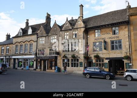 The King's Arms pub and hotel, Market Place, Stow on the Wold, Gloucestershire, Inghilterra. - 29 Luglio 2021 immagine di Andrew Higgins/Thousand Word Medi Foto Stock