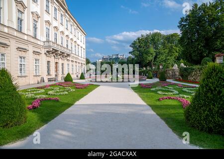 Salisburgo, Austria; 28 luglio 2021 - Vista sui giardini pubblici che sono liberi di entrare al Palazzo Mirabell. Fu costruito nel 1606 dal principe-archbish Foto Stock