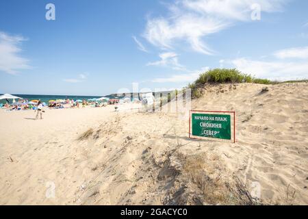 Sozopol, Burgas Bulgaria - 07 24 2021: Cartello della spiaggia con la scritta 'inizio della spiaggia di Smokinya 'Nord'' in bulgaro. Dune di sabbia si possono vedere sulla destra e. Foto Stock