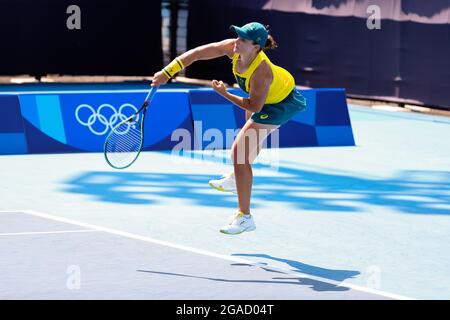 Tokyo, Giappone, 28 luglio 2021. Ash Barty serve durante la partita finale del quartiere di tennis femminile Doubles tra Ash Barty e Storm Sanders dell'Australia e Barbora Krejcikova e Katerina Siniakova della Repubblica Ceca il giorno 5 dei Giochi Olimpici di Tokyo 2020 all'Ariake Tennis Park il 28 luglio 2021 a Tokyo, Giappone. (Foto di Pete Dovgan/Speed Media/Alamy Live News) Foto Stock