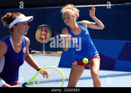 Tokyo, Giappone, 28 luglio 2021. Katerina Siniakova gioca un tiro durante la finale del quartiere di Tennis delle Femminile Doubles tra Ash Barty e Storm Sanders dell'Australia e Barbora Krejcikova e Katerina Siniakova della Repubblica Ceca il giorno 5 dei Giochi Olimpici di Tokyo 2020 all'Ariake Tennis Park il 28 luglio 2021 a Tokyo, Giappone. (Foto di Pete Dovgan/Speed Media/Alamy Live News) Foto Stock