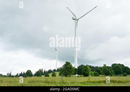 Moderne turbine eoliche sul Mont Soleil, sulle montagne del Giura svizzero Foto Stock