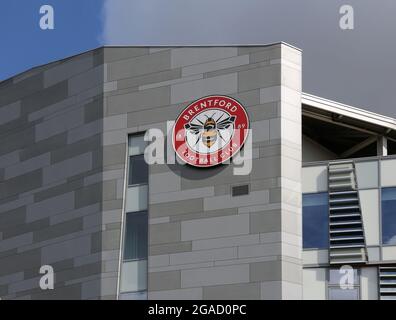 Dettaglio del nuovo stadio del Brentford Football Club a West London, Regno Unito, con il logo del club Bee. Ospita anche il London Irish Rugby Club. Foto Stock