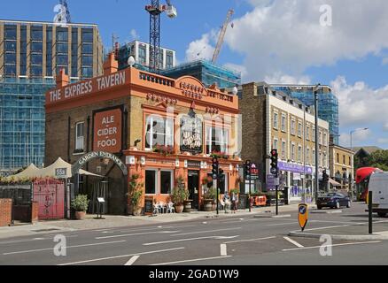The Express Tavern, Kew Bridge, Londra, Regno Unito. Un pub tradizionale circondato da un nuovo sviluppo residenziale e dal nuovo stadio di calcio Brentford. Foto Stock