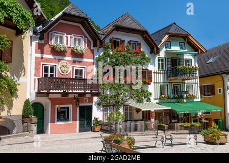 Hallstatt, Austria - 31 luglio 2021 - una vista panoramica da cartolina della famosa piazza del paese nel villaggio di Hallstatt, nelle Alpi austriache. Foto Stock