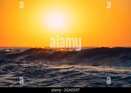 Sea Wave vicino fino a basso angolo di visione, sunrsie shot. Foto Stock
