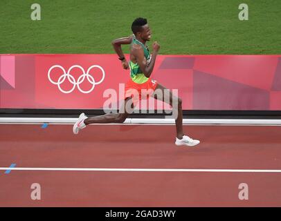 Tokyo, Giappone. 30 luglio 2021. Selemon Barega of Ethiopia compete durante la finale maschile di 10000m ai Giochi Olimpici di Tokyo 2020, a Tokyo, Giappone, il 30 luglio 2021. Credit: Jia Yuchen/Xinhua/Alamy Live News Foto Stock