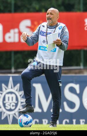 Il coach italiano del SSC Napoli Luciano Spalletti si fa gesticulare durante il campo di allenamento pre-stagionale del ssc napoli in Val di Sole Foto Stock