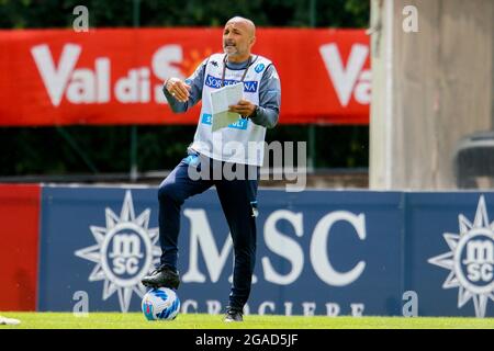 Il coach italiano del SSC Napoli Luciano Spalletti si fa gesticulare durante il campo di allenamento pre-stagionale del ssc napoli in Val di Sole Foto Stock