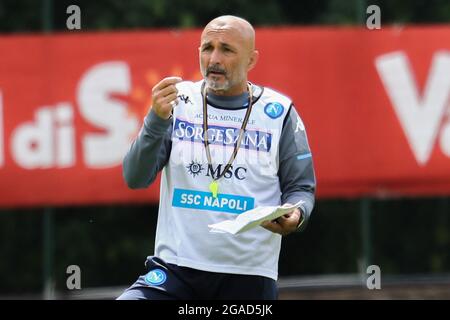 Il coach italiano del SSC Napoli Luciano Spalletti si fa gesticulare durante il campo di allenamento pre-stagionale del ssc napoli in Val di Sole Foto Stock