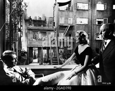 JAMES STEWART GRACE KELLY e il regista ALFRED HITCHCOCK sul set candid durante le riprese della FINESTRA POSTERIORE 1954 regista ALFRED HITCHCOCK sceneggiatura John Michael Hayes basato su una breve storia di Cornell Woolrich Alfred J. Hitchcock Productions / Paramount Pictures Foto Stock