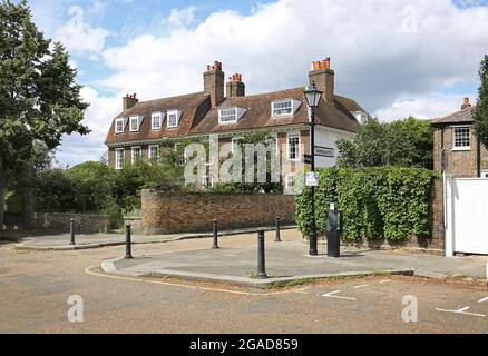 The Butts Estate, Brentford, West London, Regno Unito. Un'area di eleganti case del XVIII secolo, di grado II. Foto Stock