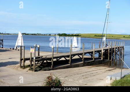 I gommoni a vela si preparano per una gara dal Blackpool e Fleetwood Yacht Club sul fiume Wyre, Lancashire Foto Stock