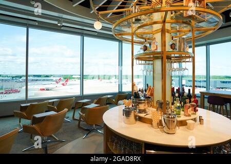 Il Terminal 2 dell'Aeroporto di Manchester, recentemente rinnovato. Foto Stock