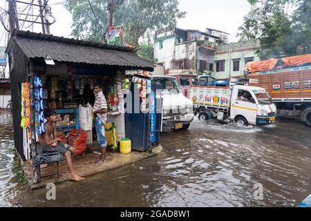 Kolkata, India. 30 luglio 2021. Un negozio di alimentari apre per affari in una strada allagata a Kolkata. (Foto di Sudip Maiti/Pacific Press) Credit: Pacific Press Media Production Corp./Alamy Live News Foto Stock