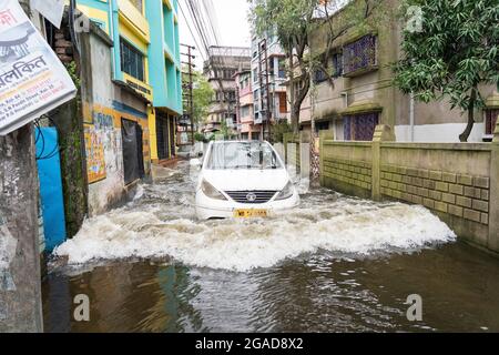 Kolkata, India. 30 luglio 2021. Un veicolo passa attraverso una strada costellata d'acqua a causa delle forti precipitazioni a Kolkata. (Foto di Sudip Maiti/Pacific Press) Credit: Pacific Press Media Production Corp./Alamy Live News Foto Stock